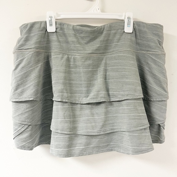 ATHLETA Ruffle Swagger Tennis Tiered Skirt Skort Light Gray  - Women’s XL - Picture 2 of 9